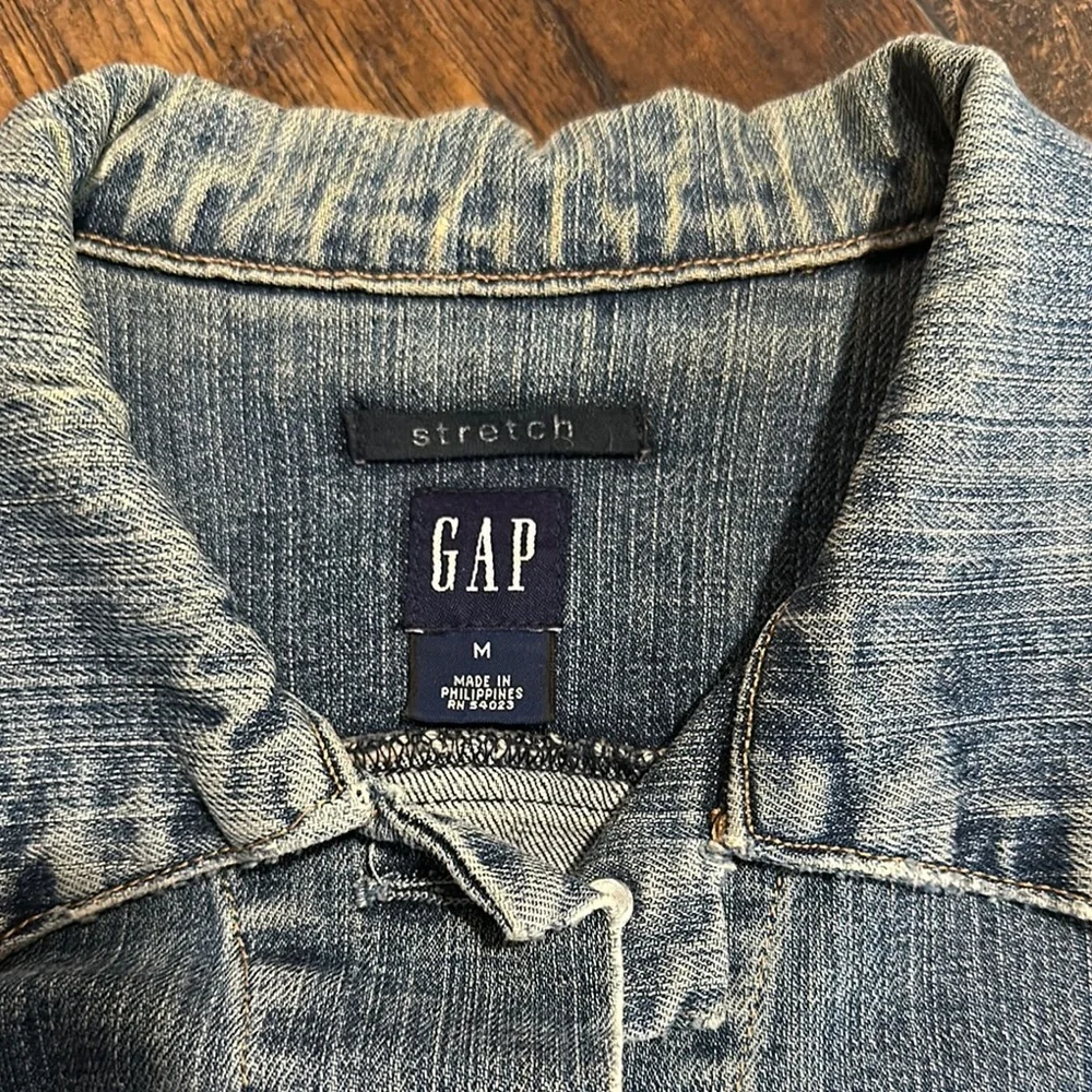 GAP Distressed Faded Frayed Rugged Whitewashed Blue Denim Women’s Jacket M